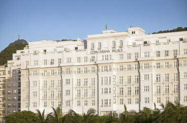 Belmond Copacabana Palace in Rio de Janeiro, Brasilien, ikonisches Luxushotel an der Copacabana mit Blick auf den Zuckerhut.