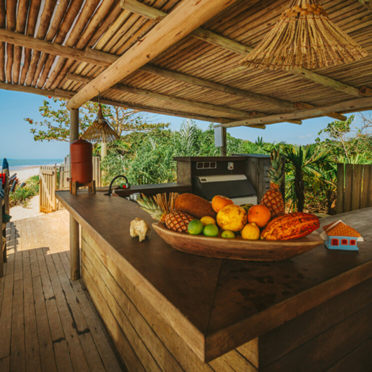 Strandbar der Pousada Tutabel mit Blick auf den Strand bei Trancoso im Bundesstaat Bahia in Brasilien.