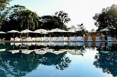 Außenpool mit Sitzgelegenheiten im Sanma Hotel, Iguazu